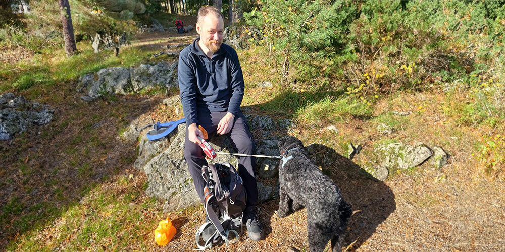 Lars Erik Nordengen med hund i skogen.jpg